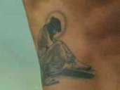 David Beckham zeigt uns seine Tattoos. An die Seite ließ er sich jüngst eine Jesus-Abbildung stechen. David Beckham zeigt uns seine Tattoos. An die Seite ließ er sich jüngst eine Jesus-Abbildung stechen.