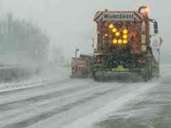 Streu-und Räumfahrzeuge sind bei Schnee und Eis auf der Landstraße und Autobahn im Einsatz. Streu-und Räumfahrzeuge sind bei Schnee und Eis auf der Landstraße und Autobahn im Einsatz.