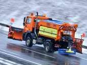 Streu-und Räumfahrzeuge sind bei Schnee und Eis auf der Landstraße und Autobahn im Einsatz. Streu-und Räumfahrzeuge sind bei Schnee und Eis auf der Landstraße und Autobahn im Einsatz.