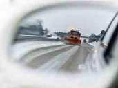 Streu-und Räumfahrzeuge sind bei Schnee und Eis auf der Landstraße und Autobahn im Einsatz. Streu-und Räumfahrzeuge sind bei Schnee und Eis auf der Landstraße und Autobahn im Einsatz.