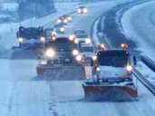Streu-und Räumfahrzeuge sind bei Schnee und Eis auf der Landstraße und Autobahn im Einsatz. Streu-und Räumfahrzeuge sind bei Schnee und Eis auf der Landstraße und Autobahn im Einsatz.