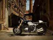 Zurück in die Vergangenheit: Die BMW R „nineT“ (sprich Ninety engl. für die Zahl 90). Mit dem puristischen Retro-Roadster feiert BMW seine 90-jährige Motorradgeschichte. Zurück in die Vergangenheit: Die BMW R „nineT“ (sprich Ninety engl. für die Zahl 90). Mit dem puristischen Retro-Roadster feiert BMW seine 90-jährige Motorradgeschichte.