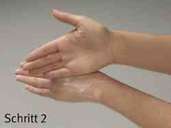 Schritt 2: Die Creme Handrücken auf Handrücken über die gesamte Fläche verteilen. Schritt 2: Die Creme Handrücken auf Handrücken über die gesamte Fläche verteilen.