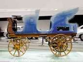 1898 präsentierte Ferdinand Porsche den ersten Porsche der Welt kurz P1 genannt. 1898 präsentierte Ferdinand Porsche den ersten Porsche der Welt kurz P1 genannt.