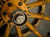 1898 präsentierte Ferdinand Porsche den ersten Porsche der Welt kurz P1 genannt. 1898 präsentierte Ferdinand Porsche den ersten Porsche der Welt kurz P1 genannt.