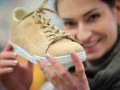 Vegan von Kopf bis Fuß: Die Firma INVE Austria stellt vegane Schuhe her. Dieser Schuh besteht aus Kork. Vegan von Kopf bis Fuß: Die Firma INVE Austria stellt vegane Schuhe her. Dieser Schuh besteht aus Kork.