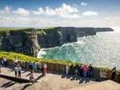 Beliebter Aussichtspunkt: Die Cliffs of Moher bieten ein ausgezeichnetes Fotomotiv. Foto: Tourism Ireland/Christopher Hill Beliebter Aussichtspunkt: Die Cliffs of Moher bieten ein ausgezeichnetes Fotomotiv. Foto: Tourism Ireland/Christopher Hill