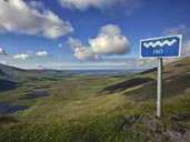 Immer dem blau-weißen Schild folgen! Der Wild Atlantic Way führt über 2500 Kilometer an der Westküste Irlands entlang. Foto: Tourism Ireland/Lukasz Warzecha Immer dem blau-weißen Schild folgen! Der Wild Atlantic Way führt über 2500 Kilometer an der Westküste Irlands entlang. Foto: Tourism Ireland/Lukasz Warzecha