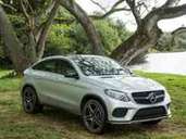 Das Mercedes-Benz GLE 450 AMG Coupé hat sein Filmdebüt in Jurassic World. Das Mercedes-Benz GLE 450 AMG Coupé hat sein Filmdebüt in Jurassic World.