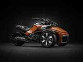 Ein Kinderspiel ist die Fahrt mit dem Spyder trotzdem nicht. Fahrer müssen in der Kurve die Querkraft ausgleichen und sich gut festhalten. Sie sollten auch den Fahrtwind nicht unterschätzen. Foto: Can-Am Ein Kinderspiel ist die Fahrt mit dem Spyder trotzdem nicht. Fahrer müssen in der Kurve die Querkraft ausgleichen und sich gut festhalten. Sie sollten auch den Fahrtwind nicht unterschätzen. Foto: Can-Am