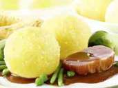 Klassisch passen Knödel oder Klöße zu Hausmannskost wie Fleisch, Rosenkohl und grünen Bohnen. Foto: Ablig Feinfrost GmbH Klassisch passen Knödel oder Klöße zu Hausmannskost wie Fleisch, Rosenkohl und grünen Bohnen. Foto: Ablig Feinfrost GmbH