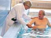 Ins Bewegungsbad dürfen Patienten während der Reha erst, wenn die Wundheilung nach der OP abgeschlossen ist. Foto: Oliver Krato Ins Bewegungsbad dürfen Patienten während der Reha erst, wenn die Wundheilung nach der OP abgeschlossen ist. Foto: Oliver Krato