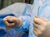 Kleines Laser, große Wirkung: Bei einer Laser-Angioplastie werden bei einem Verschluss der Gefäße Ablagerungen an den Gefäßwänden mit einem energiereichen Laserlicht verdampft. Foto: Andrea Warnecke Kleines Laser, große Wirkung: Bei einer Laser-Angioplastie werden bei einem Verschluss der Gefäße Ablagerungen an den Gefäßwänden mit einem energiereichen Laserlicht verdampft. Foto: Andrea Warnecke