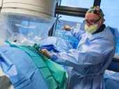 Wenn andere Behandlungsmethoden scheitern, können Mediziner, wie hier Prof. Hermann Josef Steinkamp in Berlin, mit einer Laser-Angioplastie das Blut in einer verschlossenen Arterie oftmals doch wieder in Fluss bringen. Foto: Andrea Warnecke Wenn andere Behandlungsmethoden scheitern, können Mediziner, wie hier Prof. Hermann Josef Steinkamp in Berlin, mit einer Laser-Angioplastie das Blut in einer verschlossenen Arterie oftmals doch wieder in Fluss bringen. Foto: Andrea Warnecke
