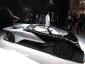 Flinke Flunder: Der elektrische Newcomer Faraday Future zeigt auf der CES eine Sportwagenstudie mit über 735 kW/1000 PS und mehr als 330 km/h Spitze. Foto: Thomas Geiger Flinke Flunder: Der elektrische Newcomer Faraday Future zeigt auf der CES eine Sportwagenstudie mit über 735 kW/1000 PS und mehr als 330 km/h Spitze. Foto: Thomas Geiger