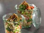 Superfoods lassen sich leicht in den täglichen Speiseplan einbauen - ein Salat mit Quinoa eignet sich zum Beispiel gut zum Mitnehmen ins Büro. Superfoods lassen sich leicht in den täglichen Speiseplan einbauen - ein Salat mit Quinoa eignet sich zum Beispiel gut zum Mitnehmen ins Büro.