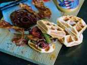 Süß und salzig kombiniert: ein Burger aus Erdnussbutter-Waffeln. Foto: Edition Fackelträger Süß und salzig kombiniert: ein Burger aus Erdnussbutter-Waffeln. Foto: Edition Fackelträger