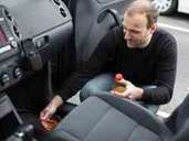 Einfaches Hausmittel: Eine Schale mit Essig im Fußraum des Autos vertreibt muffigen Geruch. Foto: Christin Klose Einfaches Hausmittel: Eine Schale mit Essig im Fußraum des Autos vertreibt muffigen Geruch. Foto: Christin Klose