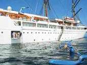 Schwimmen neben dem Segelschiff, wie hier bei Sea Cloud Cruises: Die Kreuzfahrt ist immer noch eine beliebte Form der Luxusreise, auch wenn das Segment zunehmend zu einem Massenmarkt geworden ist. Schwimmen neben dem Segelschiff, wie hier bei Sea Cloud Cruises: Die Kreuzfahrt ist immer noch eine beliebte Form der Luxusreise, auch wenn das Segment zunehmend zu einem Massenmarkt geworden ist.