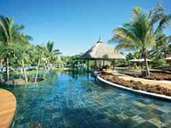 Luxusurlaub lässt sich auf verschiedene Arten machen - ein Aufenthalt in einem tropischen Resort wie hier auf Mauritius ist eine Variante. Luxusurlaub lässt sich auf verschiedene Arten machen - ein Aufenthalt in einem tropischen Resort wie hier auf Mauritius ist eine Variante.