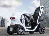 Der Stadtflitzer Twizy ist 2,3 Meter lang und 1,2 Meter breit. Mit 18 PS erreicht der Elektrozweisitzer Tempo 80 und sprintet von 0 auf 45 km/h in 6,1 Sekunden. Der Twizy 45 mit 5 PS darf bereits ab 15 Jahren mit der Führerscheinklasse AM gefahren werden. Reichweite: bis zu 120 Kilometer. Einstiegpreis ab 6.950 Euro. Der Stadtflitzer Twizy ist 2,3 Meter lang und 1,2 Meter breit. Mit 18 PS erreicht der Elektrozweisitzer Tempo 80 und sprintet von 0 auf 45 km/h in 6,1 Sekunden. Der Twizy 45 mit 5 PS darf bereits ab 15 Jahren mit der Führerscheinklasse AM gefahren werden. Reichweite: bis zu 120 Kilometer. Einstiegpreis ab 6.950 Euro.