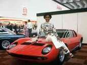 Eine junge Frau posiert auf der Internationalen Automobil-Ausstellung in Frankfurt am Main 1969 auf einem roten Lamborghini Miura S. Der Sportwagen verfügt über einen Hubraum von 3929 ccm, 370 PS und eine Spitzengeschwindigkeit von 300 km/h. Foto: Gutberlet Eine junge Frau posiert auf der Internationalen Automobil-Ausstellung in Frankfurt am Main 1969 auf einem roten Lamborghini Miura S. Der Sportwagen verfügt über einen Hubraum von 3929 ccm, 370 PS und eine Spitzengeschwindigkeit von 300 km/h. Foto: Gutberlet