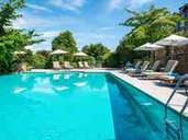 Hier werden schon bald Manuel Neuer und Thomas Müller plantschen: der Pool des Hotels "Hotel Ermitage". Foto: Evian Resort Hier werden schon bald Manuel Neuer und Thomas Müller plantschen: der Pool des Hotels "Hotel Ermitage". Foto: Evian Resort