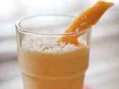 Auch als Dessert ist ein weißer Smoothie ein Genuss: eine Creme aus Kokosöl und Mandelmus, einem rohen Ei und einer kleinen Mango - bestreut mit ein paar Kokosraspeln. Foto: Mascha Brichta Auch als Dessert ist ein weißer Smoothie ein Genuss: eine Creme aus Kokosöl und Mandelmus, einem rohen Ei und einer kleinen Mango - bestreut mit ein paar Kokosraspeln. Foto: Mascha Brichta