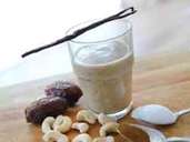 Aus Cashewkernen, Vanille, Zimt, Wasser, Datteln und Kokosöl lässt sich ein Smoothie zaubern, der als "flüssige weiße Schokolade" durchgeht. Foto: Mascha Brichta Aus Cashewkernen, Vanille, Zimt, Wasser, Datteln und Kokosöl lässt sich ein Smoothie zaubern, der als "flüssige weiße Schokolade" durchgeht. Foto: Mascha Brichta