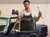 Jubiläum mit Gurt: Die allgemeine Anschnallpflicht gilt seit 40 Jahren, viele Oldie-Freunde wollen Sicherheit nachrüsten. Spezialisierte Mechaniker - hier Daniele Ulanio von Milano Motors - können dabei helfen. Foto: Henning Kaiser Jubiläum mit Gurt: Die allgemeine Anschnallpflicht gilt seit 40 Jahren, viele Oldie-Freunde wollen Sicherheit nachrüsten. Spezialisierte Mechaniker - hier Daniele Ulanio von Milano Motors - können dabei helfen. Foto: Henning Kaiser