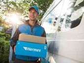Damit der Paketbote - hier von Hermes - nicht vor verschlossener Tür steht, können Kunden bei ihrer Online-Bestellung in der Regel einen Wunschtermin oder eine Wunschadresse angeben. Foto: Hermes Europe GmbH Damit der Paketbote - hier von Hermes - nicht vor verschlossener Tür steht, können Kunden bei ihrer Online-Bestellung in der Regel einen Wunschtermin oder eine Wunschadresse angeben. Foto: Hermes Europe GmbH