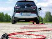 Frischer Saft durch den Stecker: Sowohl reine Elektroautos als auch Plug-in-Hybride, die noch einen zusätzlichen Verbrenner an Bord haben, bekommen ihre frische Energie über die Steckdose oder an einer Ladesäule. Foto: Jan Woitas Frischer Saft durch den Stecker: Sowohl reine Elektroautos als auch Plug-in-Hybride, die noch einen zusätzlichen Verbrenner an Bord haben, bekommen ihre frische Energie über die Steckdose oder an einer Ladesäule. Foto: Jan Woitas