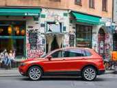 Familien-Trendsetter: Laut Experten haben SUVs nicht immer den gleichen Nutzen pro Quadratmeter wie Kombis oder Vans. Aber kompakte SUVs wie der VW Tiguan liegen durchaus im Trend. Foto: Volkswagen AG Familien-Trendsetter: Laut Experten haben SUVs nicht immer den gleichen Nutzen pro Quadratmeter wie Kombis oder Vans. Aber kompakte SUVs wie der VW Tiguan liegen durchaus im Trend. Foto: Volkswagen AG