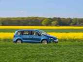 Die Qual der Wahl: Heute buhlen unter anderem SUVs, Limousinen, Kombis und Vans wie der VW Sharan um die Gunst der Familien. Foto: Volkswagen AG Die Qual der Wahl: Heute buhlen unter anderem SUVs, Limousinen, Kombis und Vans wie der VW Sharan um die Gunst der Familien. Foto: Volkswagen AG