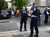 Ein Mann hat in einem Supermarkt nahe Paris das Feuer eröffnet und zwei Menschen schwer verletzt. Ein Mann hat in einem Supermarkt nahe Paris das Feuer eröffnet und zwei Menschen schwer verletzt.
