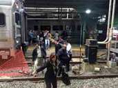 Der Pendlerzug raste in Hoboken bei New York offenbar ungebremst in den Bahnhof. Der Pendlerzug raste in Hoboken bei New York offenbar ungebremst in den Bahnhof.