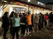 Schlangestehen zur Geisterstunde: Am Black Friday öffnen viele Geschäfte in den USA schon um Mitternacht - oder sogar noch früher. Foto: Verena Wolff Schlangestehen zur Geisterstunde: Am Black Friday öffnen viele Geschäfte in den USA schon um Mitternacht - oder sogar noch früher. Foto: Verena Wolff