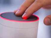 Soll Amazons Echo nicht mehr mithören, kann man das Gerät per Knopfdruck taub schalten. Dann zeigt ein rotleuchtender Ring an, dass der vernetzte Lautsprecher gerade inaktiv ist. Foto: Franziska Gabbert Soll Amazons Echo nicht mehr mithören, kann man das Gerät per Knopfdruck taub schalten. Dann zeigt ein rotleuchtender Ring an, dass der vernetzte Lautsprecher gerade inaktiv ist. Foto: Franziska Gabbert