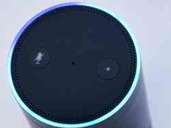 Amazons Echo reagiert auf Sprachkommandos. Sagt man "Alexa", leuchtet der LED-Ring des Geräts grün-blau auf und das Gerät ist bereit für Stimmkommandos des Nutzers. Foto: Franziska Gabbert Amazons Echo reagiert auf Sprachkommandos. Sagt man "Alexa", leuchtet der LED-Ring des Geräts grün-blau auf und das Gerät ist bereit für Stimmkommandos des Nutzers. Foto: Franziska Gabbert