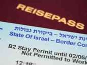 Ein kleiner blau-weißer Zettel inklusive Barcode, dem eingescannten Foto aus dem Reisepass und der Passnummer ermöglicht die Einreise nach Israel. Foto: Andrea Warnecke Ein kleiner blau-weißer Zettel inklusive Barcode, dem eingescannten Foto aus dem Reisepass und der Passnummer ermöglicht die Einreise nach Israel. Foto: Andrea Warnecke
