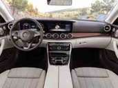 Mercedes E-Klasse Coupé: Im Cockpit gibt es auf Wunsch ein XXL-Display. Mercedes E-Klasse Coupé: Im Cockpit gibt es auf Wunsch ein XXL-Display.