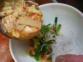 Mit Nudeln und frischem Gemüse wird die asiatische Hühnersuppe etwas gehaltvoller. Foto: Karl-Josef Hildenbrand Mit Nudeln und frischem Gemüse wird die asiatische Hühnersuppe etwas gehaltvoller. Foto: Karl-Josef Hildenbrand