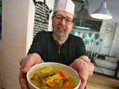 Hermann Haberberger lässt sich bei den Suppenrezepten von seinen Reisen inspirieren: So kocht er asiatische, kreolische oder jamaikanische Variationen. Foto: Karl-Josef Hildenbrand Hermann Haberberger lässt sich bei den Suppenrezepten von seinen Reisen inspirieren: So kocht er asiatische, kreolische oder jamaikanische Variationen. Foto: Karl-Josef Hildenbrand