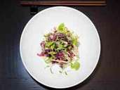 Der leichte Salat aus Kohl und Ente schmeckt dank Chili, Koriander und Ingwer richtig exotisch. Der leichte Salat aus Kohl und Ente schmeckt dank Chili, Koriander und Ingwer richtig exotisch.
