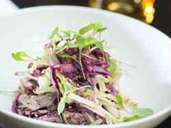 Nach den Feiertagen mit opulentem Essen ist ein Salat aus Fleisch und Gemüse genau das Richtige. Nach den Feiertagen mit opulentem Essen ist ein Salat aus Fleisch und Gemüse genau das Richtige.