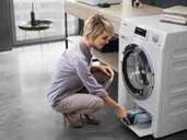 Mit dem integrierten Dosiersystem lassen sich bei dem Waschtrockner WT1 von Miele laut Hersteller bis zu 30 Prozent Waschmittel einsparen (je nach Technologie 1.899 Euro bis 2.449 Euro). Foto: Miele Mit dem integrierten Dosiersystem lassen sich bei dem Waschtrockner WT1 von Miele laut Hersteller bis zu 30 Prozent Waschmittel einsparen (je nach Technologie 1.899 Euro bis 2.449 Euro). Foto: Miele