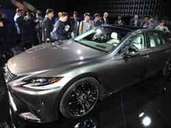 Japanischer Luxus: Lexus zeigt in Detroit mit dem überarbeiteten 5,23 Meter langen LS sein Flaggschiff. Foto: Thomas Geiger Japanischer Luxus: Lexus zeigt in Detroit mit dem überarbeiteten 5,23 Meter langen LS sein Flaggschiff. Foto: Thomas Geiger