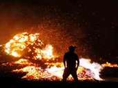 Die Wälder in Chile stehen in Flammen. Die Helfer kämpfen mit einem der größten Waldbrände der Geschichte des Landes. Die Wälder in Chile stehen in Flammen. Die Helfer kämpfen mit einem der größten Waldbrände der Geschichte des Landes.
