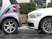 Nicht auf die Pelle rücken: Autofahrer sollten dem Vorder- und Hintermann genügend Spielraum zum Rangieren lassen. Foto: Florian Schuh Nicht auf die Pelle rücken: Autofahrer sollten dem Vorder- und Hintermann genügend Spielraum zum Rangieren lassen. Foto: Florian Schuh