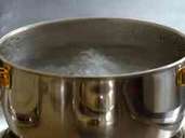 Das Wasser muss kochen. Erst dann kommen die Nudeln dazu. Das Wasser muss kochen. Erst dann kommen die Nudeln dazu.